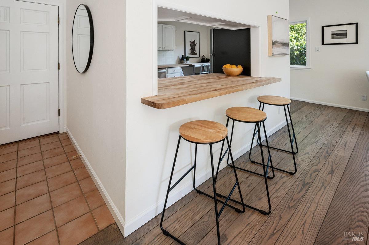Kitchen bar - 19 Savannah Ave