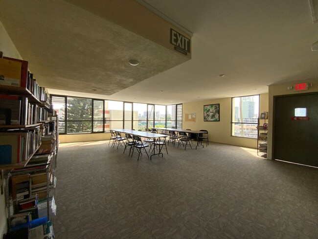 Building Photo - Hale Kulanui Studio unit near UH in the he...