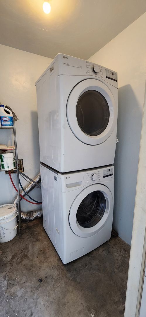 Building Photo - 2 Bed / 2.5 Bath End-Unit Townhome in Mill Run