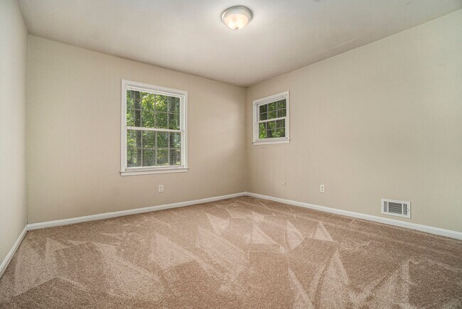 Building Photo - Large 4 Bedroom 3 Bath Home