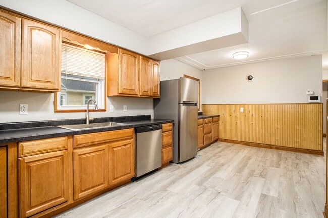 Building Photo - Beautiful Remodeled 3/1 home with large yard! - Ask about our Deposit Free Leasing opportunity!
