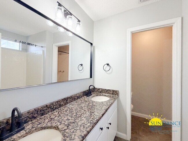 Building Photo - Stunning 3 Bedroom Home in Mary Esther!