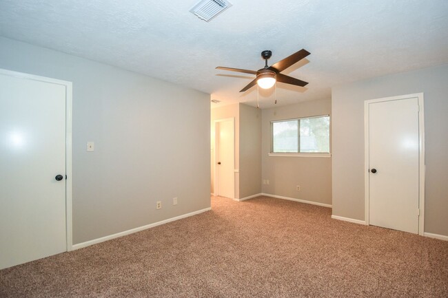 Building Photo - LARGE RECENTLY REMODELED 4 BEDROOM 2.5 BAT...