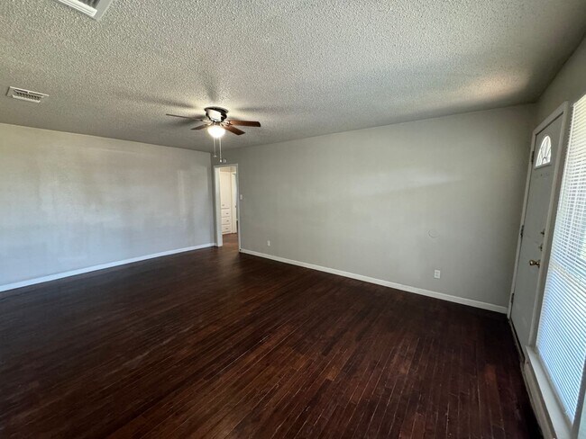 Building Photo - Beautiful Spacious Home Located in Frenshi...