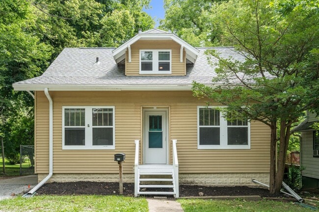 Building Photo - Cute 4 Bedroom 2 Bath Bungalow with a fenc...