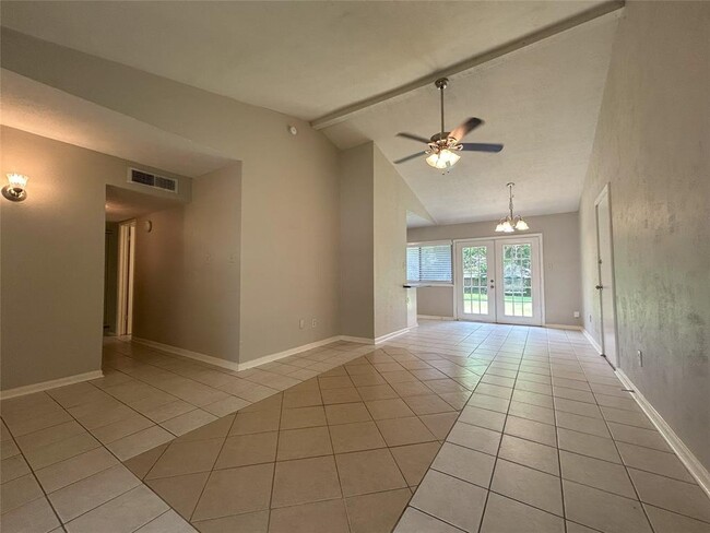 Building Photo - 711 Stonewall Dr