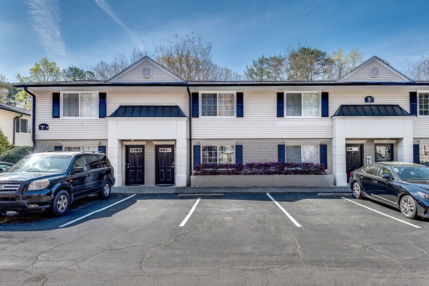 Building Photo - 6940 Roswell Rd