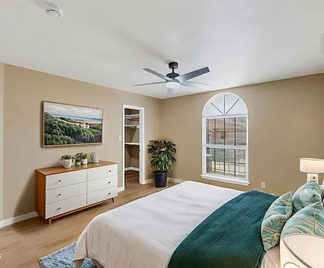 Building Photo - 4 BEDROOM 3 BATHROOM HOME! fully remodeled...