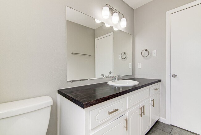 Building Photo - 1605 Dale Cove