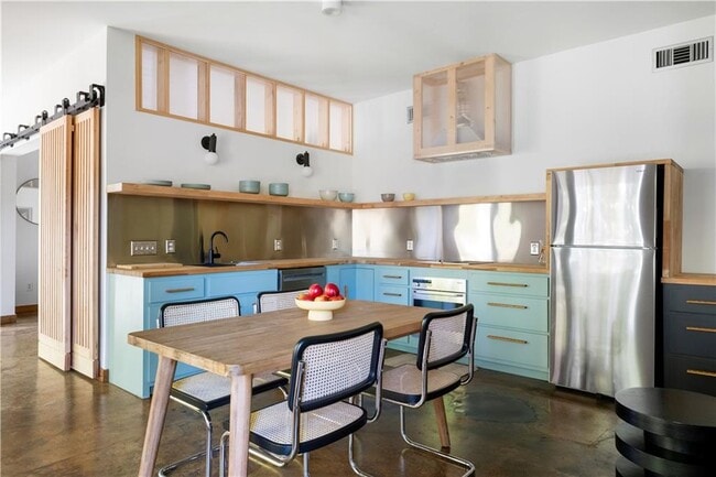 Building Photo - 515 Claire Dr NE