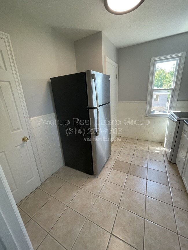 Building Photo - 425 Bismark Ave