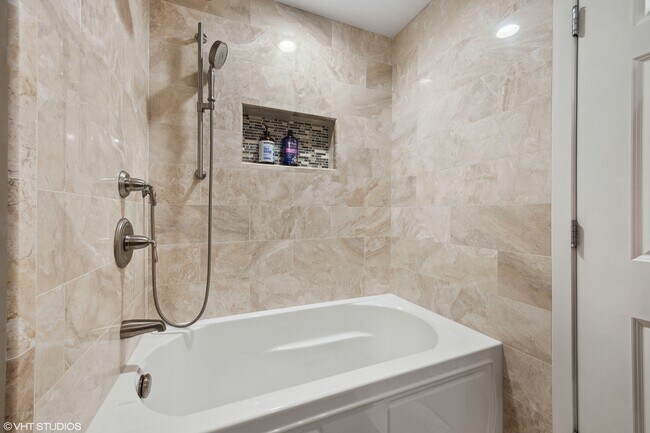 Building Photo - 6 S Laflin St