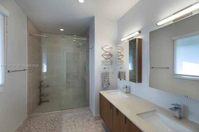 Building Photo - 5780 Las Palmas Dr