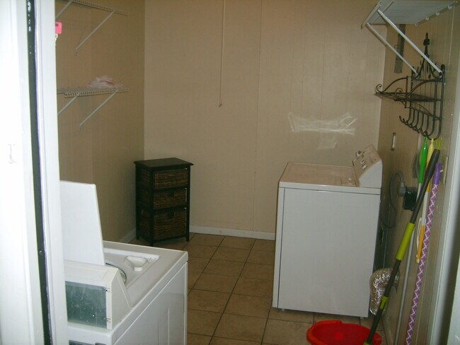 Building Photo - Available Fall 2026! 3 Bed/2 Bath House Right off of NW 34th St. Close to UF