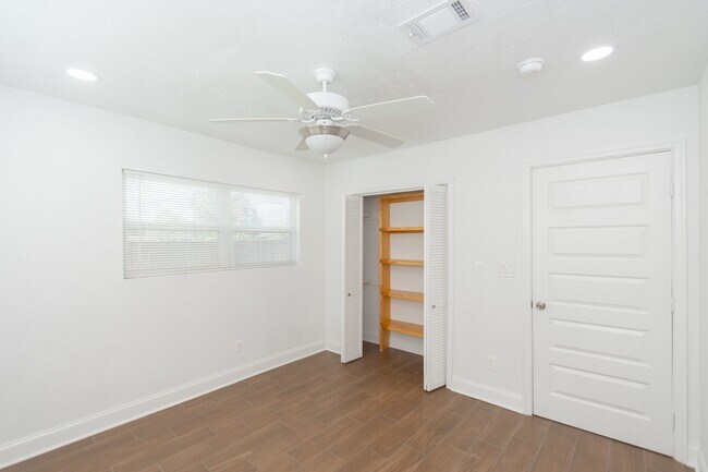 Building Photo - 1120 Mobile Dr