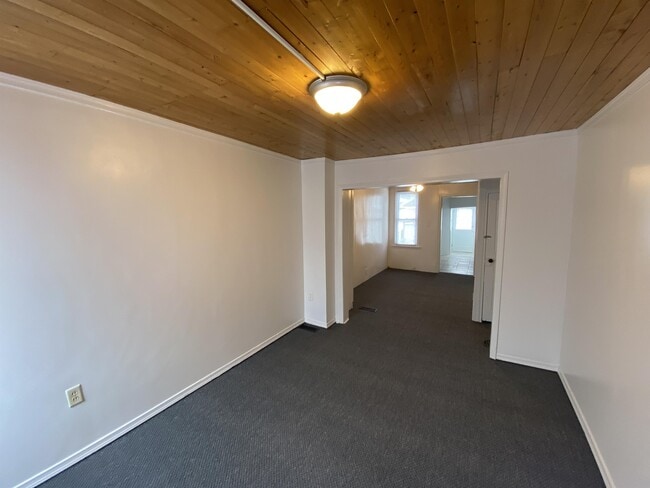 Building Photo - 338 S Sherman St