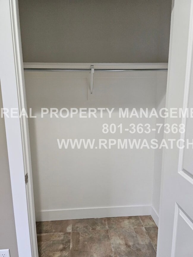 Building Photo - 4 Bedroom 2.5 Bath Town Home in Daybreak!