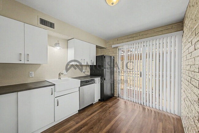 Building Photo - 1204 S McClintock Dr