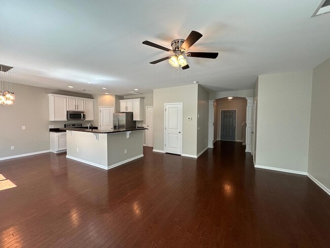 Building Photo - 450 Delmont Dr