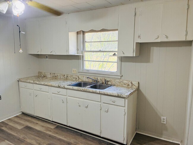 Building Photo - 838 N 34th St