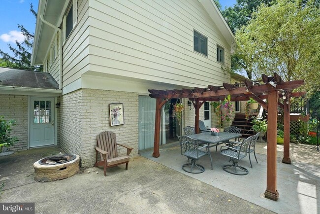Building Photo - 5400 Woodlyn Ct