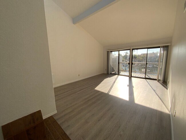 Building Photo - 3 Bedroom Condo on the Bay!