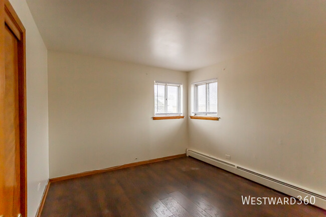 Building Photo - charming 2-bedroom, 1-bathroom apartment i...