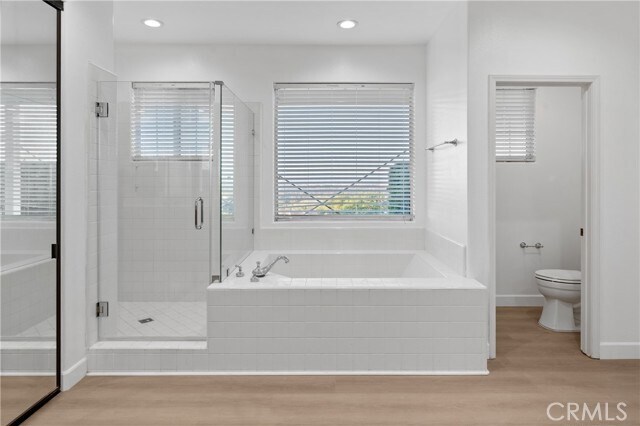 Building Photo - 6 Saros