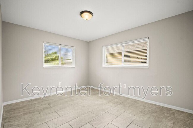 Building Photo - 2210 Parkview Dr