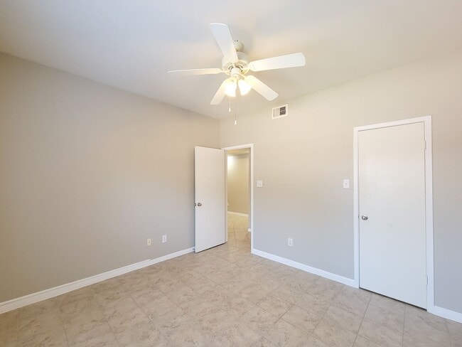 Building Photo - Prime Location in West University Area! First floor unit with open floor plan, tile floors throug...