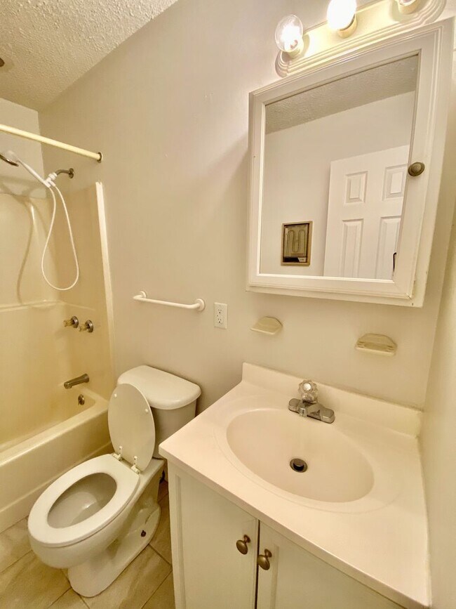 Building Photo - Centrally located home at Milepost 6