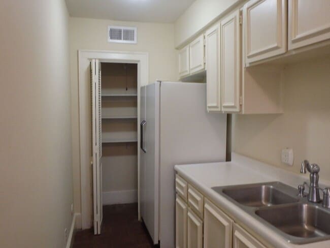 Building Photo - 433 Barnard St