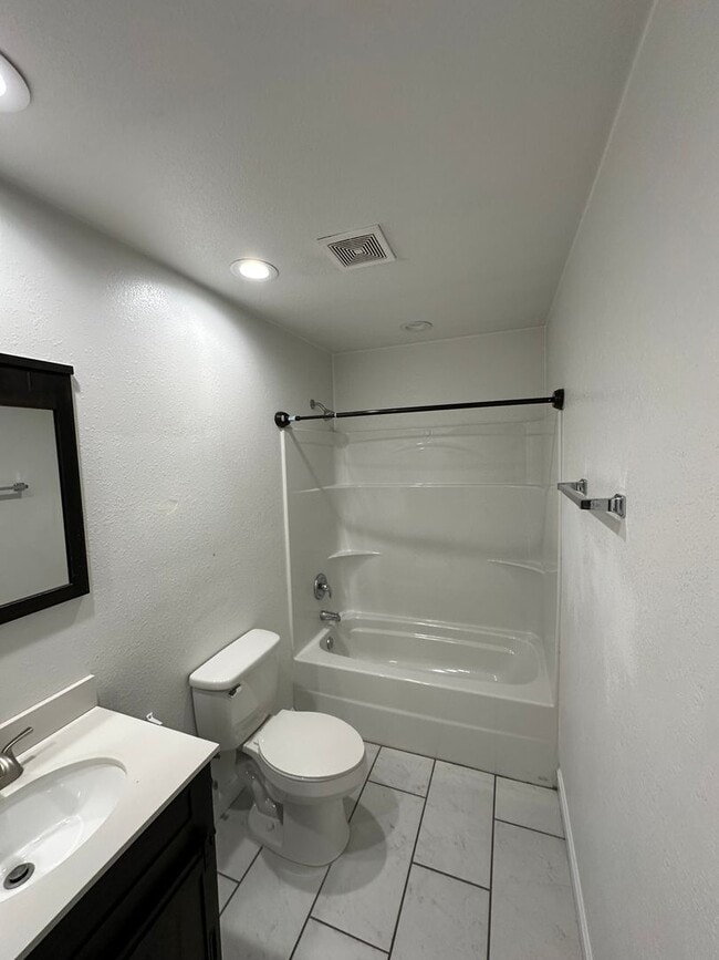 Building Photo - 3 Bed 3 Bath Townhouse