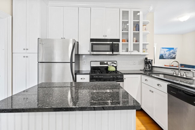 Building Photo - 34 Pine St