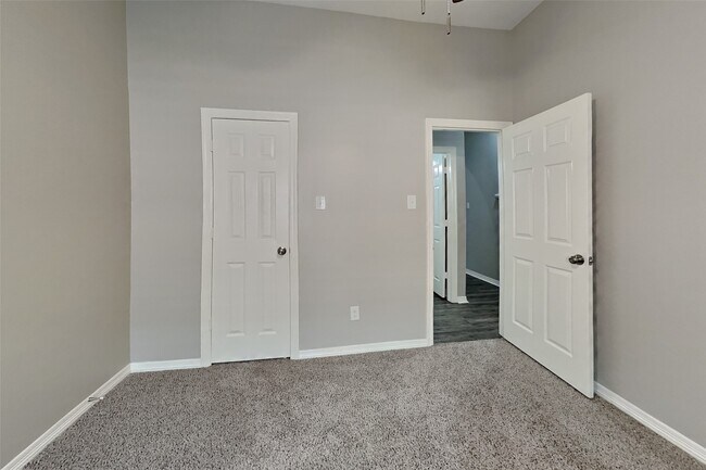 Building Photo - 8227 Sports Haven Dr