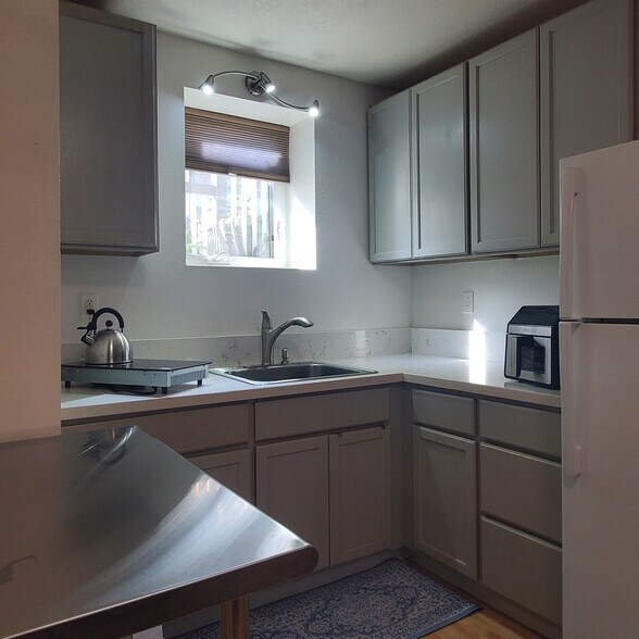 Kitchenette Pic1 - 301 N Francisca Ave