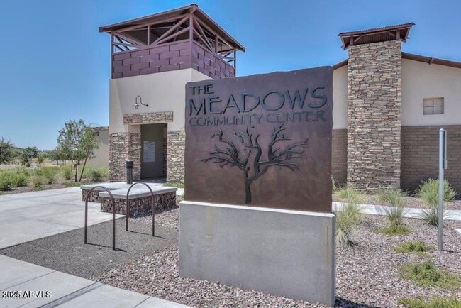 Building Photo - Gorgeous 5 Bed 3 Bath ++ Full SOLAR home +...