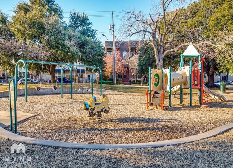 Building Photo - 3014 Carmel St