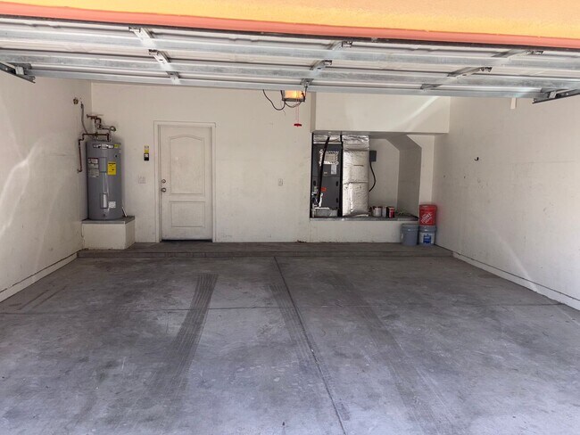 Building Photo - Must See 3 bedroom home! Near Downtown and...