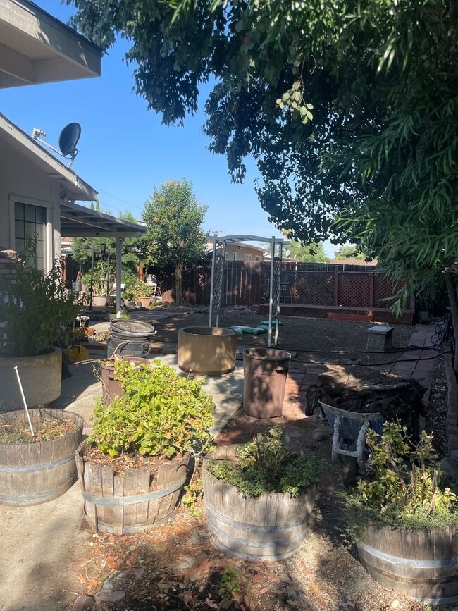 Building Photo - Charming and Upgraded ADU with separate en...