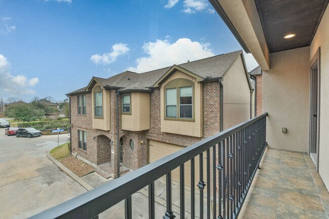 Building Photo - For Lease | 3 Bed, 2 Bath | 2,442 Sq Ft | ...