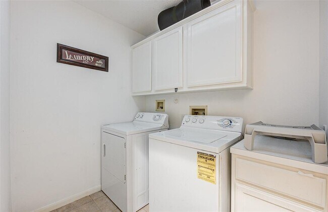 Building Photo - 815 Pointe Loma Dr