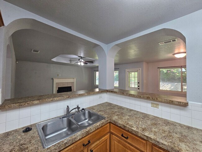 Building Photo - 4507 Twin Oaks Cir