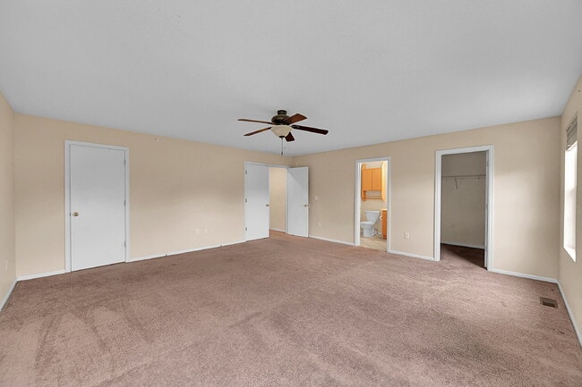 Building Photo - $2,550 - 3 Bed, 2 Bath End Unit Townhome w...