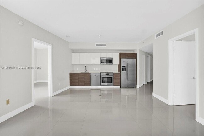 Building Photo - 1010 SW 2nd Ave