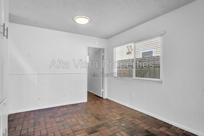 Building Photo - 325 Rosemont St