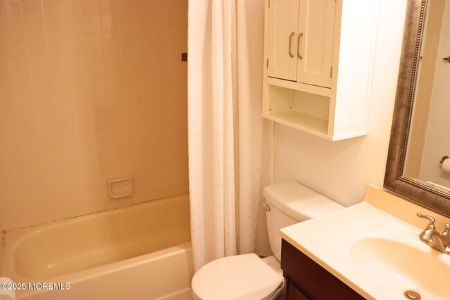 Building Photo - 311 Tulip Ln