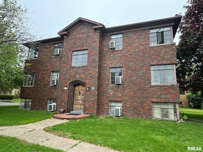 Primary Photo - 405 W Columbia Ave