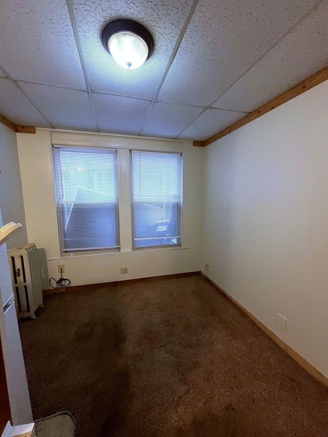 Primary Photo - 222 W Broadway-11