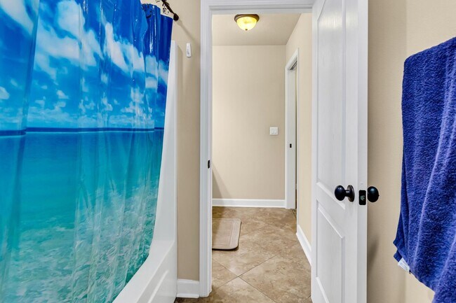 Building Photo - 5 Bedrooms in Crestview!!